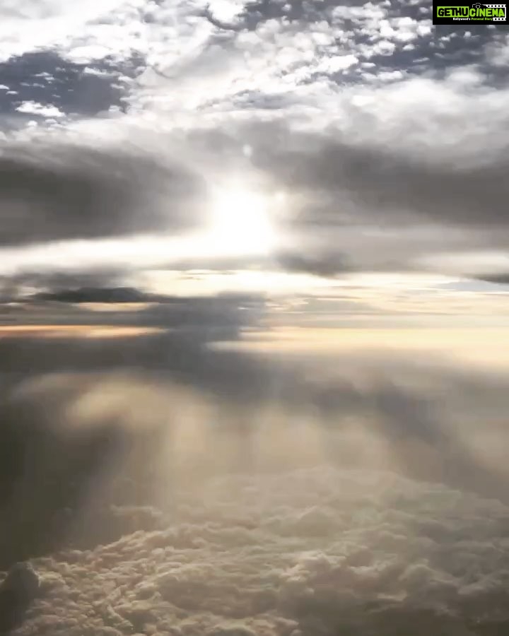 Vikrant Massey Instagram - #SoundTrippin #CloudTrippin #Sundowner #SkyDisco #Nature #TheRealSuperPower #Shukr