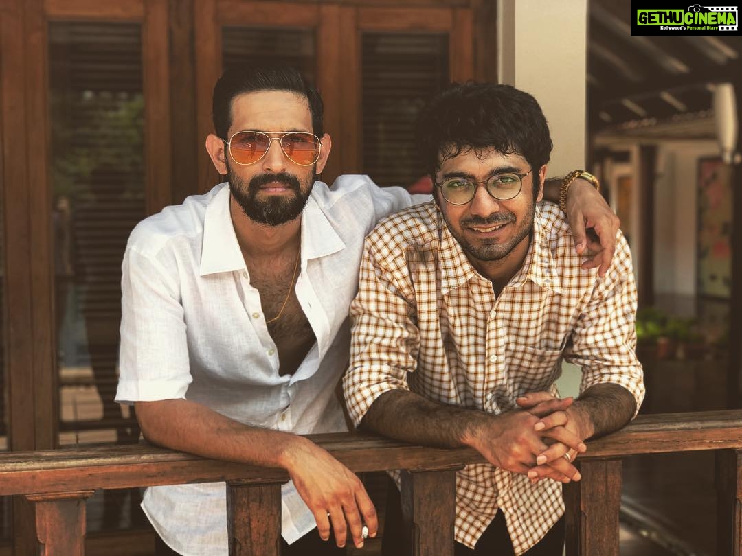 Vikrant Massey Instagram - #NewBeginnings #GangstaMode #ReturnOfTheGoldChain #GoGrunge #BetweenBreaks #GoodFellas 🚭
