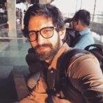 Vikrant Massey Instagram – #LifeInAMetro #Home #Mumbai #GoldenEvenings #LocalCommute #TimeToShave