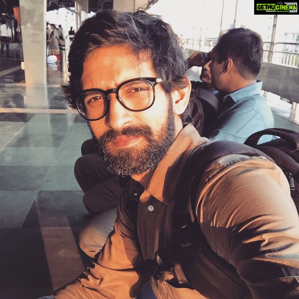Vikrant Massey Instagram - #LifeInAMetro #Home #Mumbai #GoldenEvenings #LocalCommute #TimeToShave