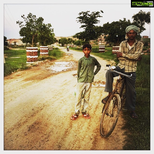Vikrant Massey Instagram - #35mm #HomeMadeFilms #PictureWrap #UttarPradesh #Chunar #Happiness #Blessed #Friends #Life #Shukr