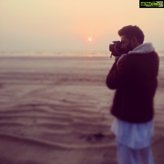 Vikrant Massey Instagram - #alibaug #happynewyear #photography #friends #sunset #happiness