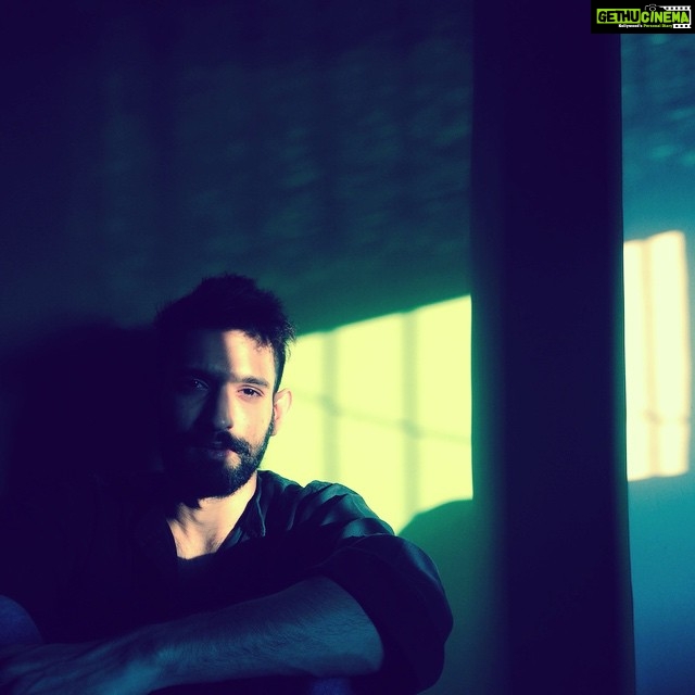Vikrant Massey Instagram - #supersunday#mutton#realpeople#sunsetbeer