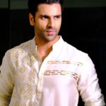 Vivek Dahiya Instagram – Owning the Room!

Fully Lit this Diwali in this off-white chanderi kurta with gota detailing by #mardbyabusandeep
@mardbyabusandeep

Styled by: @stylebysugandhasood