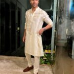 Vivek Dahiya Instagram – Owning the Room!

Fully Lit this Diwali in this off-white chanderi kurta with gota detailing by #mardbyabusandeep
@mardbyabusandeep

Styled by: @stylebysugandhasood