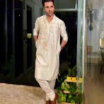 Vivek Dahiya Instagram – Owning the Room!

Fully Lit this Diwali in this off-white chanderi kurta with gota detailing by #mardbyabusandeep
@mardbyabusandeep

Styled by: @stylebysugandhasood