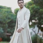 Vivek Dahiya Instagram - Dress well but keep it simple ! Styling: @stylebysugandhasood Outfit: @rachitkhannaofficial Photography: @deepikasdeepclicks