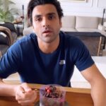 Vivek Dahiya Instagram - Birthday mera hai toh responsibilty bhi meri hi banti hai! 🤷🏼‍♂️ (ज़िम्मेदारी के बोझ का मारा, जिसे खाना है cake सारा)