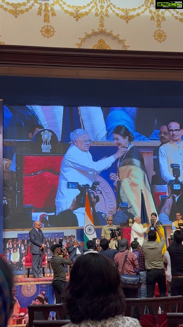 Vivek Dahiya Instagram - Recorded this video with moist eyes and immense pride in my heart. @divyankatripathidahiya honoured with @championsofchangeawards by the Governor and Chief Minister of Madhya Pradesh, Shri Mangubhai Patel and Shri Shivraj Singh Chouhan, respectively. You are a pride to MP and India both. Keep inspiring!