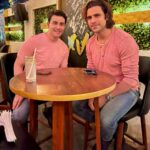 Vivek Dahiya Instagram – Just a couple of Army officers and a cop (in the second picture) discussing security strategies over a lemonade. Yes, we are all in Pink. No, it wasn’t pre-planned. Only the clean shaven look was ;) 

@rodegautam 
@pankhuri313 

#pinkies