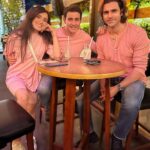 Vivek Dahiya Instagram – Just a couple of Army officers and a cop (in the second picture) discussing security strategies over a lemonade. Yes, we are all in Pink. No, it wasn’t pre-planned. Only the clean shaven look was ;) 

@rodegautam 
@pankhuri313 

#pinkies