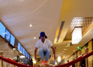Vivek Dahiya Instagram - Always been tempted to try this while buying popcorn 🍿 Woh kehte hai na, “kar lena chahiye jo dil kehta hai” 😀 **DO NOT TRY THIS AT HOME OR CINEMA - ONLY FOR PROFESSIONALS** #JumpingRopes #Unstoppable