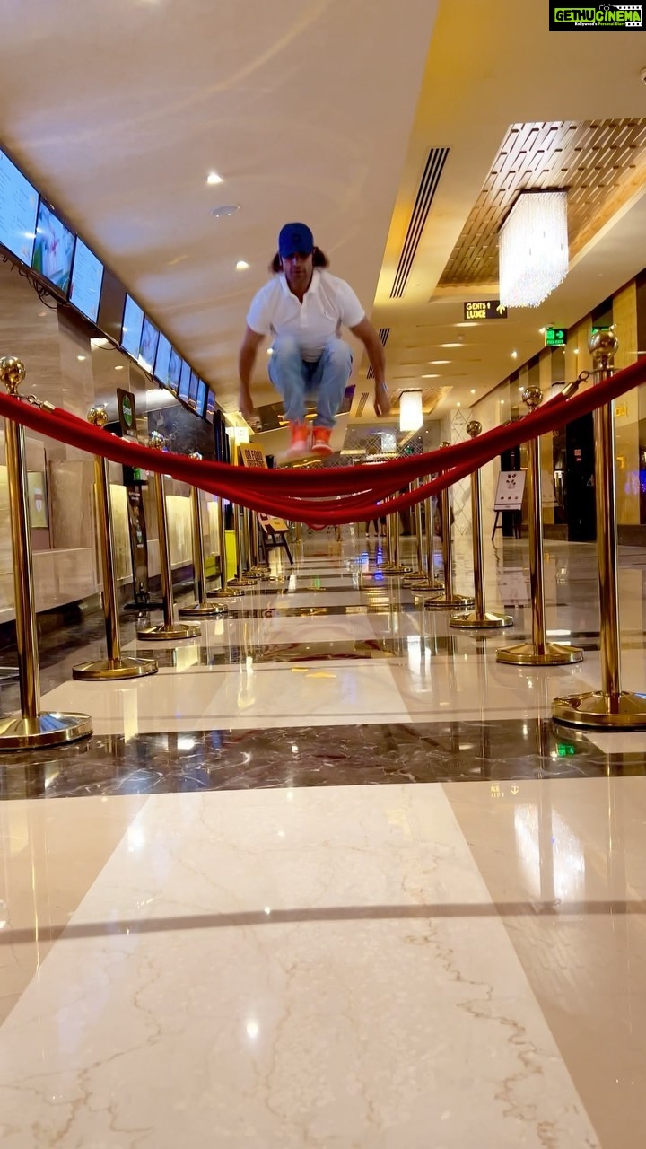 Vivek Dahiya Instagram - Always been tempted to try this while buying popcorn 🍿 Woh kehte hai na, “kar lena chahiye jo dil kehta hai” 😀 **DO NOT TRY THIS AT HOME OR CINEMA - ONLY FOR PROFESSIONALS** #JumpingRopes #Unstoppable