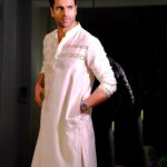 Vivek Dahiya Instagram - Owning the Room! Fully Lit this Diwali in this off-white chanderi kurta with gota detailing by #mardbyabusandeep @mardbyabusandeep Styled by: @stylebysugandhasood