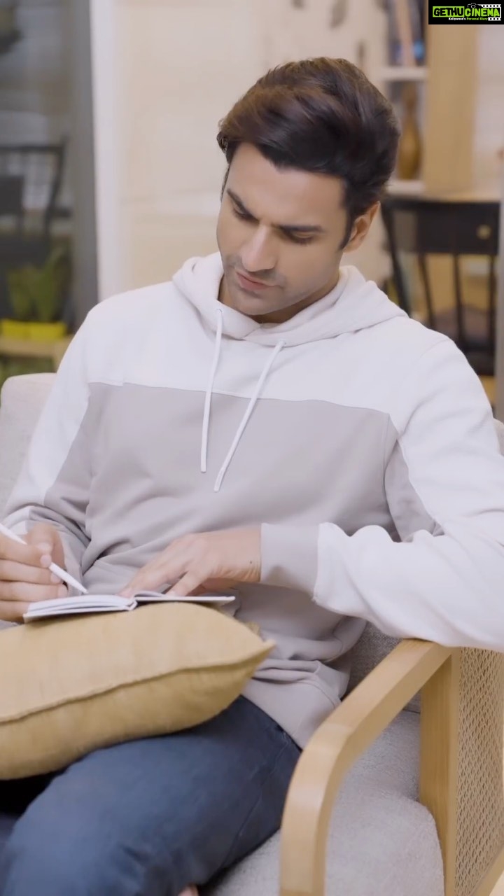 Vivek Dahiya Instagram - Be it shopping together, or decorating your house, Diwali is all about spending time with your family and loved ones! And being together this time after 3 years, I plan to celebrate and make valuable memories with my family! And so, I have planned and shopped everything beforehand, all with the help of #AirtelPaymentsBank account where I earn rewards on all my transactions with #Rewards123. Not only this, to keep my transactions safe I have enabled #AirtelSafePay - the safest way to pay, where no money leaves my account without my approval! To add a golden touch to this festive season, I have also planned to gift #DigiGold with #AirtelPaymentsBank to my family members, where I can easily buy 24 Karat 99.5% pure gold. Gift the joy of happiness to your loved ones this Diwali and celebrate #DilKholKar. Download the #airtelThanks App today and open your #AirtelPaymentsBank from the comfort of your home with just a simple video call. . . #DigitalBank #Ad