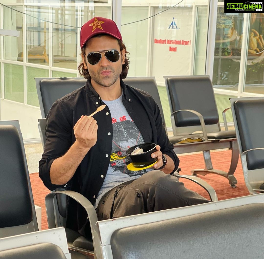 Vivek Dahiya Instagram - Quick bite of the pre birthday cake before we set off. See you soon Chandigarh :)