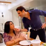 Vivek Dahiya Instagram – What works better than food? Compliments!!😁
This is how you handle a hungry wife! Happy Karwachauth ❤️🌝

#Karwachauth #GrumpyWife