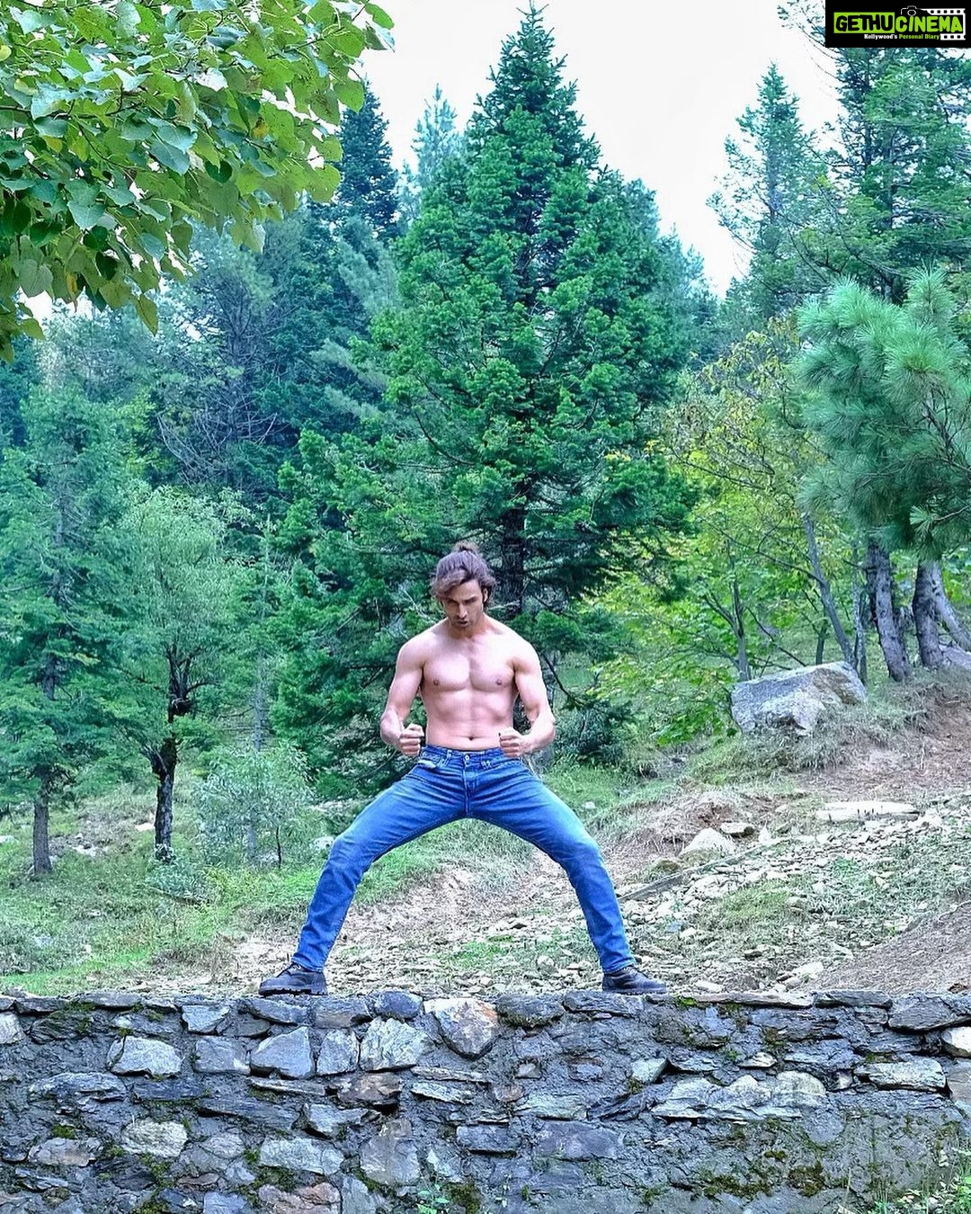 Vivek Dahiya Instagram - When you don’t wait for the right time or that perfect opportunity to train. The time is now! These pictures were taken when I found 30 mins break during my shoot 30 kms up from Manali. You gotta do what you gotta do. Weather being sunny for the most part and a sudden drop to 14 degree when cloudy. Loved every minute of this. #workoutoholics Manali, Himachal Pradesh