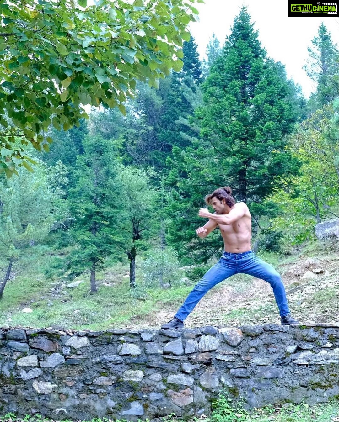 Vivek Dahiya Instagram - When you don’t wait for the right time or that perfect opportunity to train. The time is now! These pictures were taken when I found 30 mins break during my shoot 30 kms up from Manali. You gotta do what you gotta do. Weather being sunny for the most part and a sudden drop to 14 degree when cloudy. Loved every minute of this. #workoutoholics Manali, Himachal Pradesh