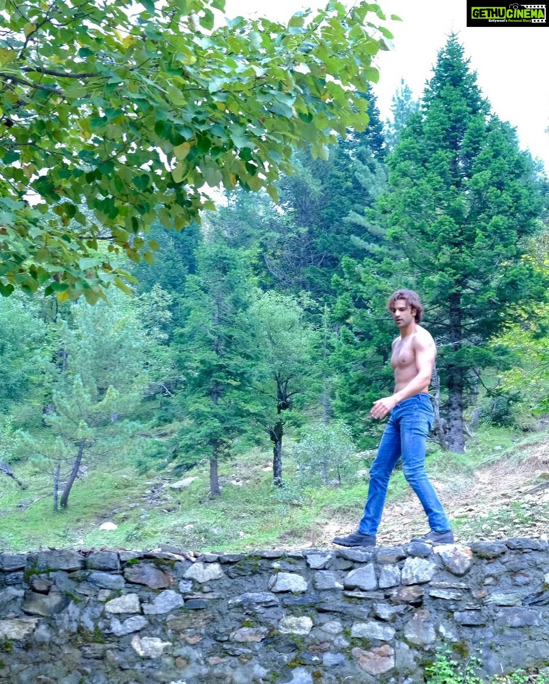 Vivek Dahiya Instagram - When you don’t wait for the right time or that perfect opportunity to train. The time is now! These pictures were taken when I found 30 mins break during my shoot 30 kms up from Manali. You gotta do what you gotta do. Weather being sunny for the most part and a sudden drop to 14 degree when cloudy. Loved every minute of this. #workoutoholics Manali, Himachal Pradesh
