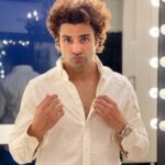 Vivek Dahiya Instagram – Tousled hair, ruffled shirt, muscled man 🏙