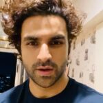 Vivek Dahiya Instagram - Straightening my curls tonight. Mumbai, Maharashtra