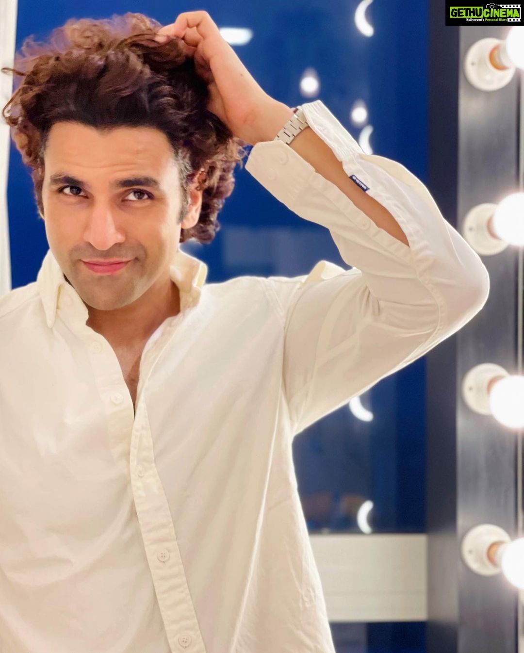 Vivek Dahiya Instagram - Tousled hair, ruffled shirt, muscled man 🏙