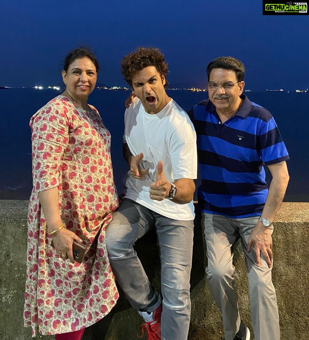 Vivek Dahiya Instagram - Seedhe saadhe maa baap aur unka paagal baccha