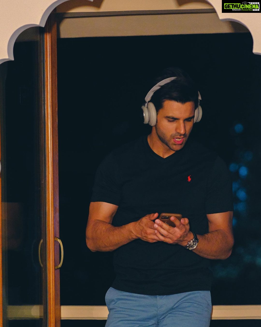 Vivek Dahiya Instagram - “Making my way back from the madness Shifting my thoughts from the blackness And the sadness, but the fact is I'm swinging through life like a clenched fist Fuck sanity, I wanna bleed Can't kill the pain, it's everything It's all I feel It's what I breathe Turn the hate I breed into what I need” 🎶 - Linkin Park