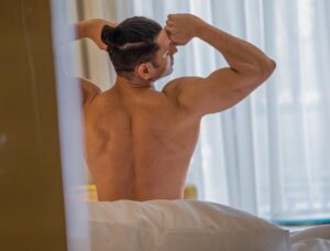 Vivek Dahiya Instagram - Side effects of too many pull ups. Morning people, Les go! #BringYourSexyBack #GoodMorning #BoysAndGirls #LesGo