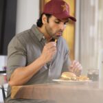 Vivek Dahiya Instagram - Yeh burgers itne lajawaab kyu hote hai #CheatDay #BurgerDay #SundayMood