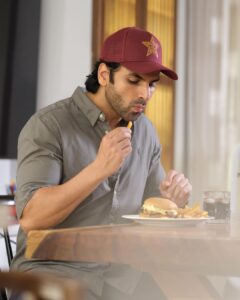 Vivek Dahiya Instagram - Yeh burgers itne lajawaab kyu hote hai #CheatDay #BurgerDay #SundayMood