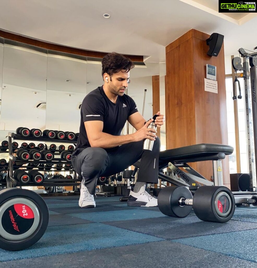 Vivek Dahiya Instagram - No glutamine, no bcaa’s, no supplements required. Bas ghar ka paushttik khana and pani will suffice. Resorting to the natural food sources and feel no difference in terms of muscle strength and recovery. A positive approach towards one’s goal is far more important :) #Fitness #Strength #MuscleGrowth #NaturalPhysique