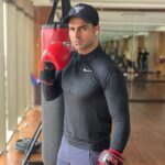 Vivek Dahiya Instagram - When hassled box it out. When joyful box it out. Confused? Lost? Box it out. Feeling weak, box it out. Feeling strong? Then punch harder 🥊 Les go buoyz n galzz!! #GetStronger #FeelConfident #SelfLove #Fitness #Stamina #Goals #NoMoreBlues #LesGo #TrainWithVD Mumbai, Maharashtra