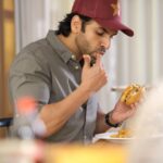 Vivek Dahiya Instagram – Yeh burgers itne lajawaab kyu hote hai 

#CheatDay #BurgerDay #SundayMood