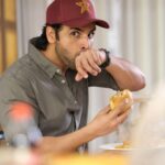 Vivek Dahiya Instagram – Yeh burgers itne lajawaab kyu hote hai 

#CheatDay #BurgerDay #SundayMood