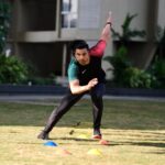 Vivek Dahiya Instagram - Focussing on speed and agility with hurdles #TrainWithVD