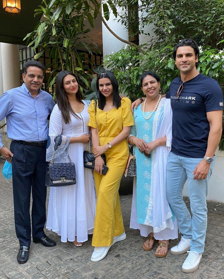 Vivek Dahiya Instagram - Happiest anniversary mommy daddy ❤️ (belated) I could only post once I receive the pictures 🤪 @riyadahiya_