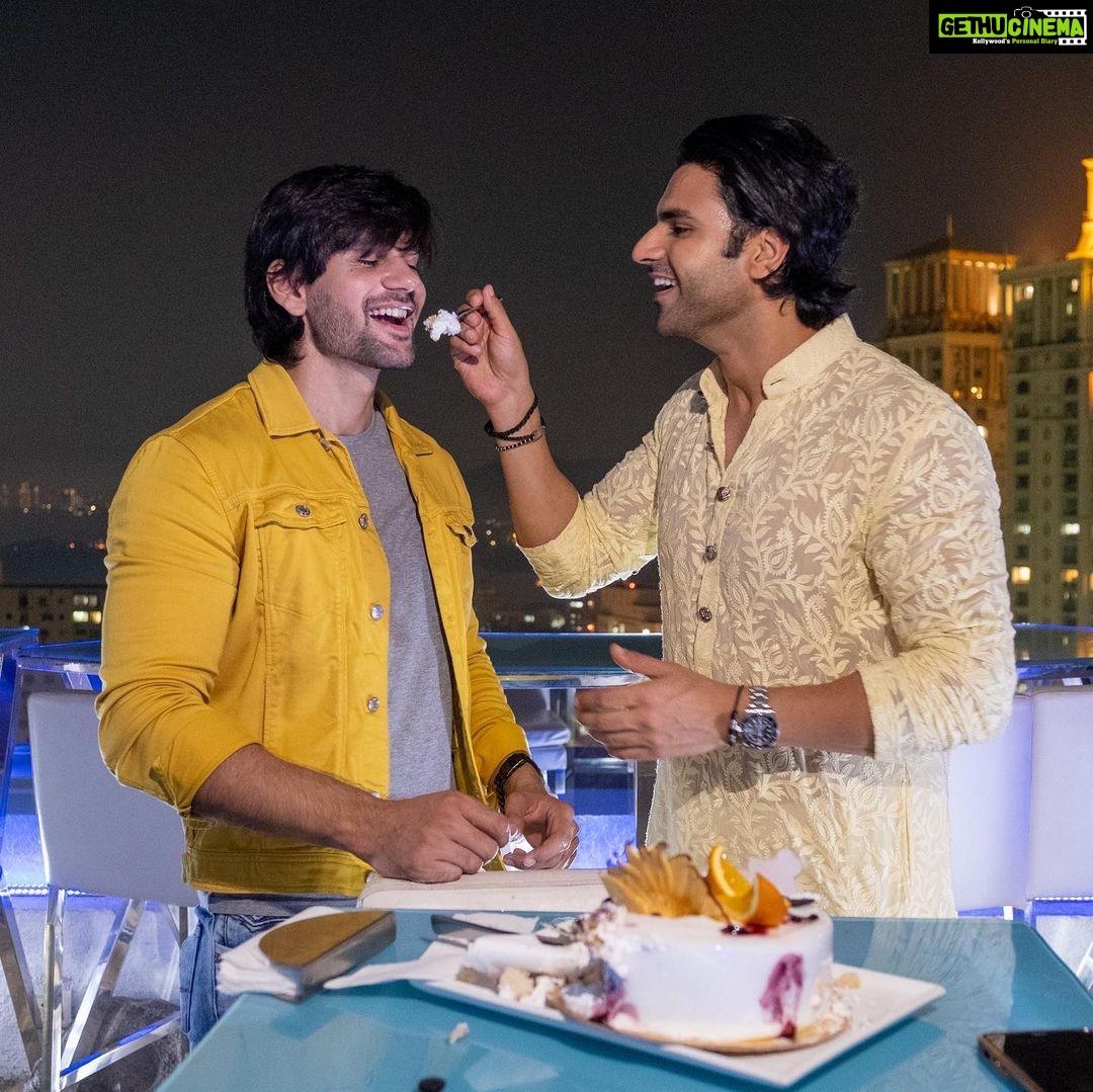 Vivek Dahiya Instagram - Happy birthday mere sher, my brother from another mother. A massive shout out to producers who’re looking to cast two “joshilay handsome actors”, you can’t go wrong with this pair. Hint- Karan Arjun 2 🥰 I have the story also. We just need to figure out dates 🤪 @gulshannain