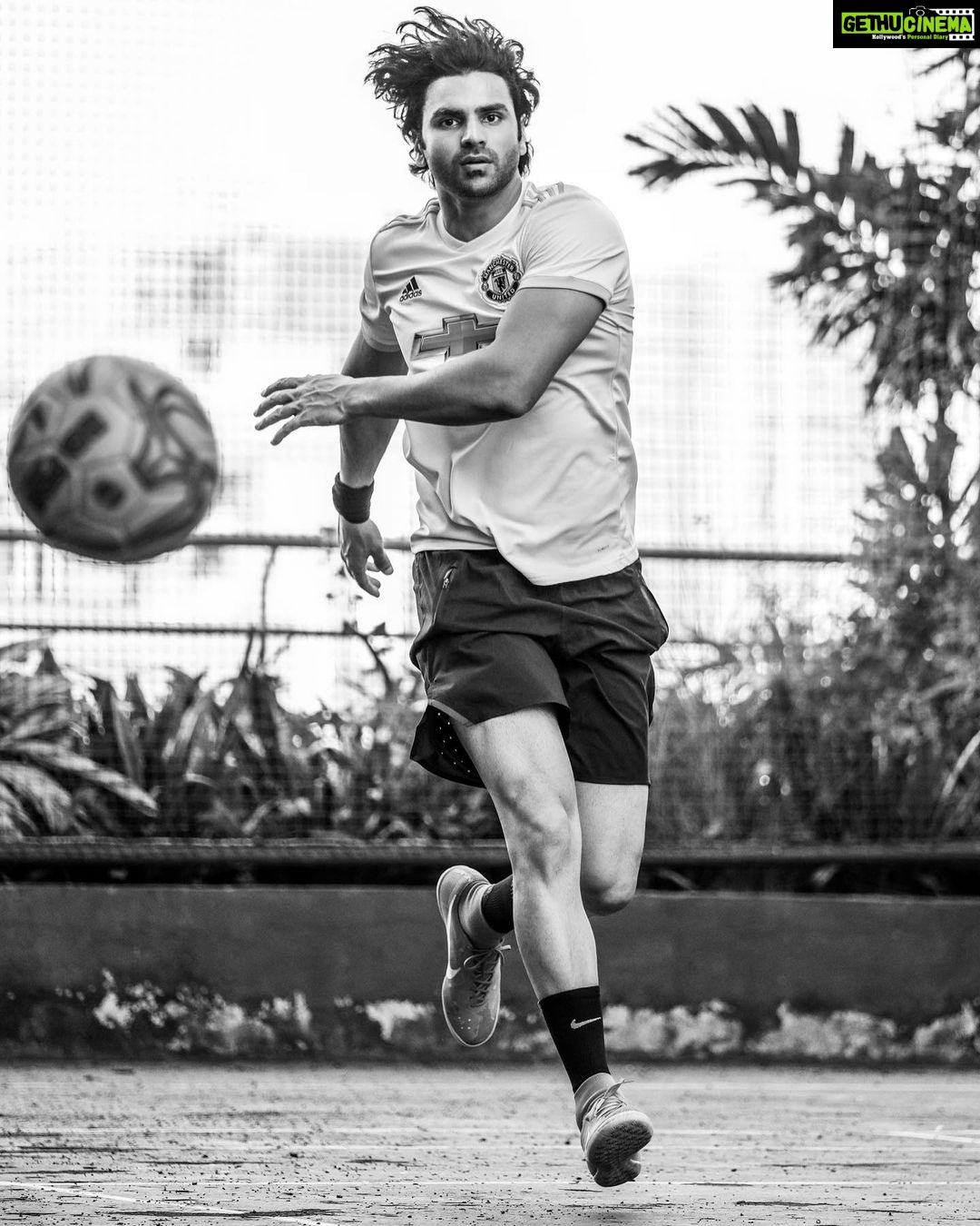 Vivek Dahiya Instagram - Some of my biggest life lessons actually come from sports and training all these years. The “ Power of Now ” as they call it, is the same as “association and disassociation” in sports psychology which is thinking about the current activity with counts and not focussing on the final goal. Last couple of hours spent well bending it like Beckham ⚽️ #SportsTraining #Mindfulness #EnduranceTraining Shot on XT-4 50-140 mm f2.8 @fujifilmxindia 📷 @hyperfocallength_ #TrainWithVD Mumbai, Maharashtra