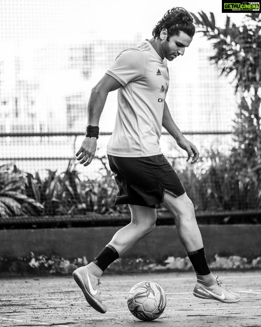 Vivek Dahiya Instagram - Some of my biggest life lessons actually come from sports and training all these years. The “ Power of Now ” as they call it, is the same as “association and disassociation” in sports psychology which is thinking about the current activity with counts and not focussing on the final goal. Last couple of hours spent well bending it like Beckham ⚽️ #SportsTraining #Mindfulness #EnduranceTraining Shot on XT-4 50-140 mm f2.8 @fujifilmxindia 📷 @hyperfocallength_ #TrainWithVD Mumbai, Maharashtra