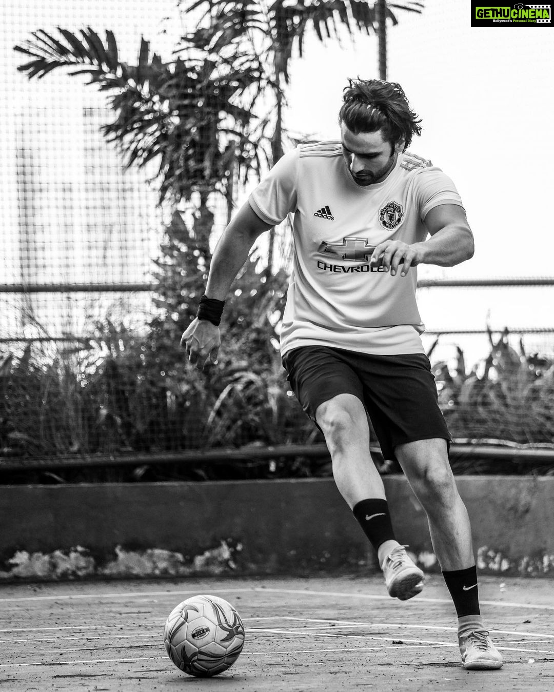 Vivek Dahiya Instagram - Some of my biggest life lessons actually come from sports and training all these years. The “ Power of Now ” as they call it, is the same as “association and disassociation” in sports psychology which is thinking about the current activity with counts and not focussing on the final goal. Last couple of hours spent well bending it like Beckham ⚽️ #SportsTraining #Mindfulness #EnduranceTraining Shot on XT-4 50-140 mm f2.8 @fujifilmxindia 📷 @hyperfocallength_ #TrainWithVD Mumbai, Maharashtra