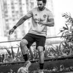 Vivek Dahiya Instagram - Some of my biggest life lessons actually come from sports and training all these years. The “ Power of Now ” as they call it, is the same as “association and disassociation” in sports psychology which is thinking about the current activity with counts and not focussing on the final goal. Last couple of hours spent well bending it like Beckham ⚽️ #SportsTraining #Mindfulness #EnduranceTraining Shot on XT-4 50-140 mm f2.8 @fujifilmxindia 📷 @hyperfocallength_ #TrainWithVD Mumbai, Maharashtra