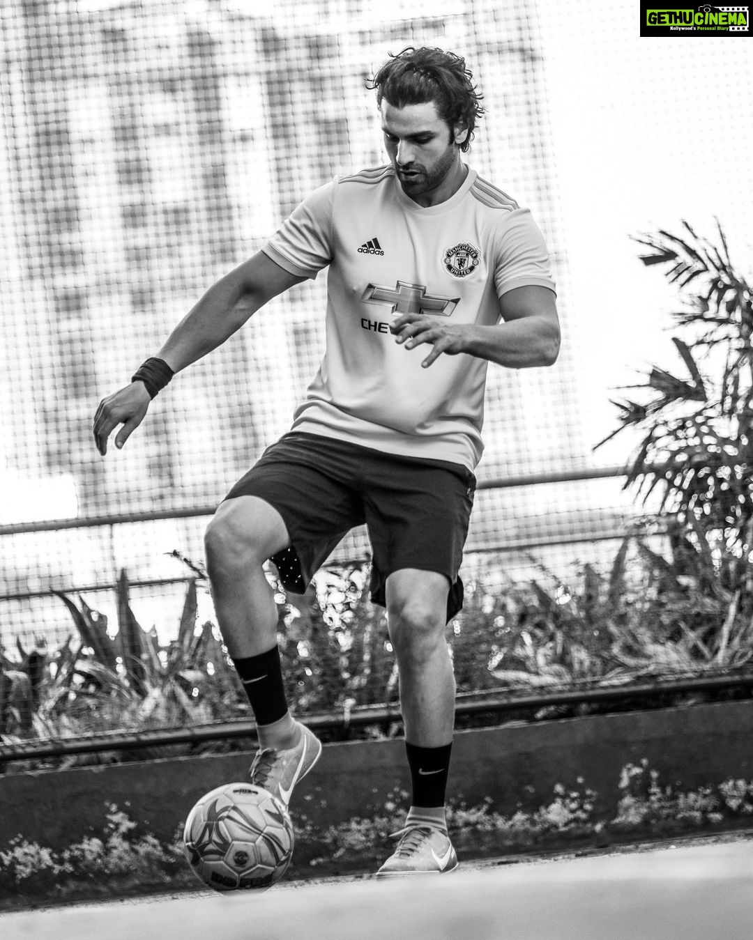 Vivek Dahiya Instagram - Some of my biggest life lessons actually come from sports and training all these years. The “ Power of Now ” as they call it, is the same as “association and disassociation” in sports psychology which is thinking about the current activity with counts and not focussing on the final goal. Last couple of hours spent well bending it like Beckham ⚽️ #SportsTraining #Mindfulness #EnduranceTraining Shot on XT-4 50-140 mm f2.8 @fujifilmxindia 📷 @hyperfocallength_ #TrainWithVD Mumbai, Maharashtra