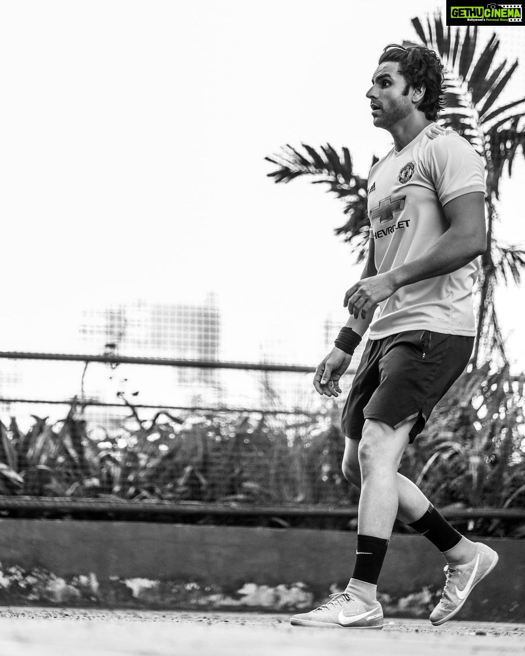 Vivek Dahiya Instagram - Some of my biggest life lessons actually come from sports and training all these years. The “ Power of Now ” as they call it, is the same as “association and disassociation” in sports psychology which is thinking about the current activity with counts and not focussing on the final goal. Last couple of hours spent well bending it like Beckham ⚽️ #SportsTraining #Mindfulness #EnduranceTraining Shot on XT-4 50-140 mm f2.8 @fujifilmxindia 📷 @hyperfocallength_ #TrainWithVD Mumbai, Maharashtra
