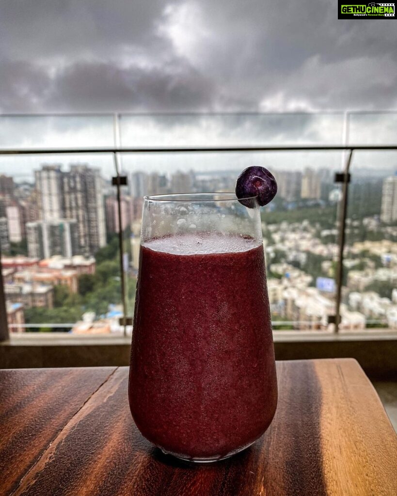 Vivek Dahiya Instagram - BBW - Blueberry, Banana (red), Wheatgrass smoothie You wantings? #TellTell #FastFast #VDphotography #VivekDahiyaPhotography