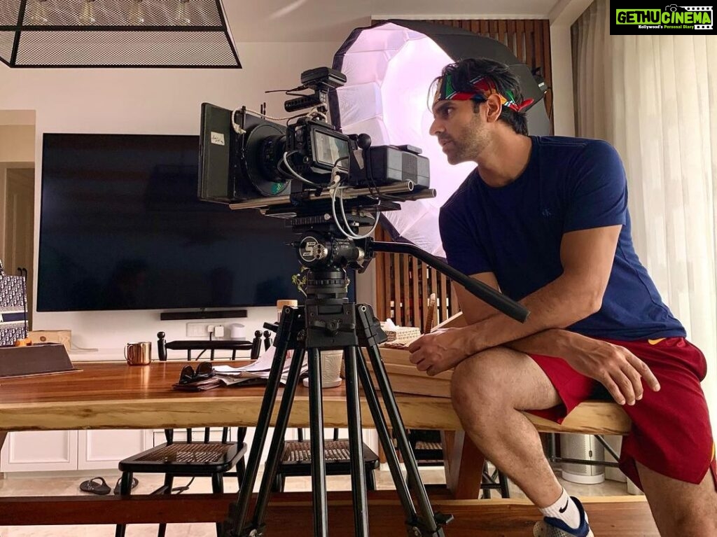 Vivek Dahiya Instagram - Some BTS from a commercial ad we shot yesterday. Shooting at home has it pros and cons. Well, mostly pros 😊