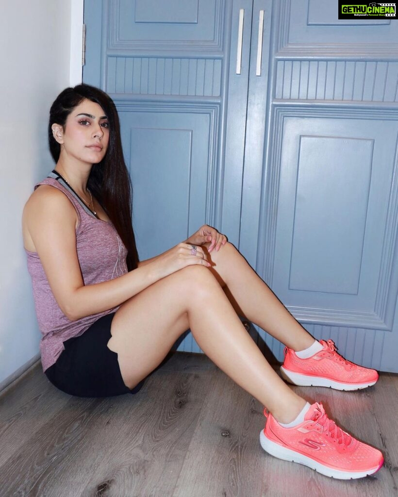 Warina Hussain Instagram - Ready to Go any distance with my Skechers Go Run Pure 3! 👟 Long Lasting support, ultra-lightweight & the most comfortable fit for an efficient run🏃‍♀ @Skecherindia @Skechersperformanceindia #GoRun #Runningshoes #Skechersindia #Skechersperformance #warinahussain #shoes