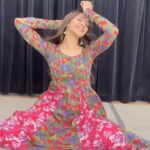 Yogita Bihani Instagram - पेश किया है। बताइये आपको कैसा लगा? 🌹🌙 Choreography by my guruji @rajendrachaturvedi 🙏🏻 #reels #OldSchoolLove #JabSaiyanAayeShaamKo *I don’t own the copyrights of this song*