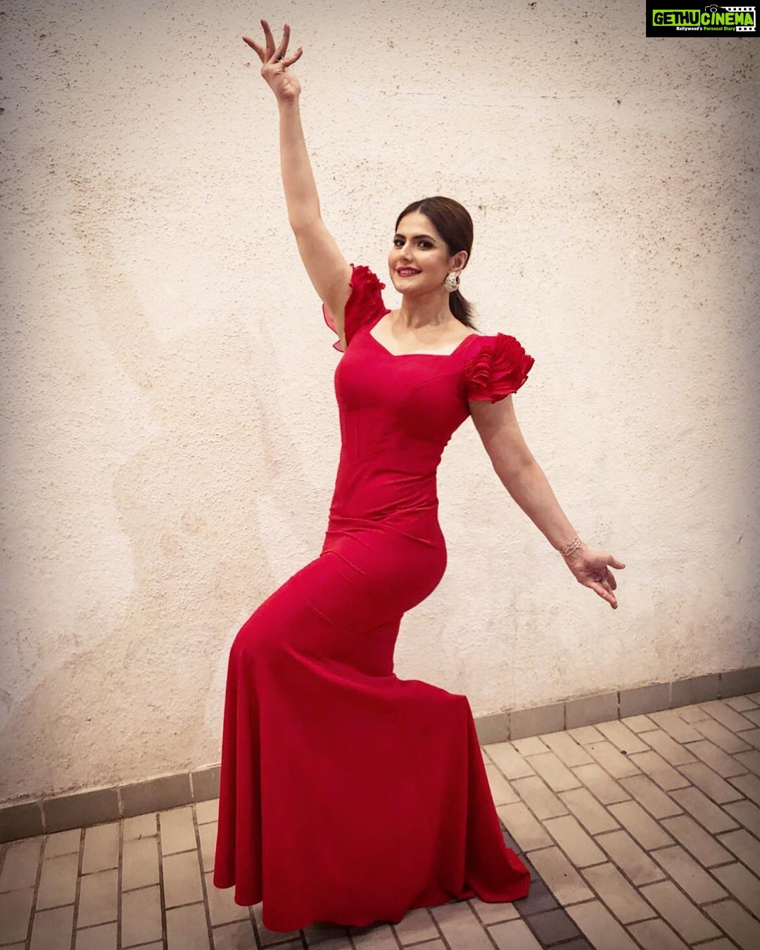 Zareen Khan Instagram - 💃🏼 #CloseEnough #DancingLadyInRed #DancingLady #Emoji #HappySunday #ZareenKhan